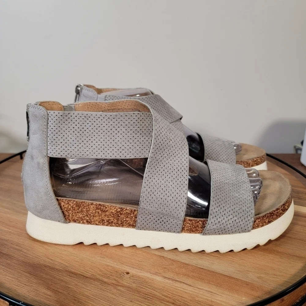 ND New Directions Irlena Platforms Gray Faux Suede Sandals Size 10